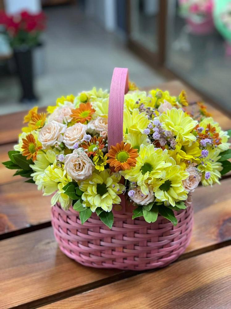 Цветочная композиция из Хризантемы и Розы в корзине в Курлово