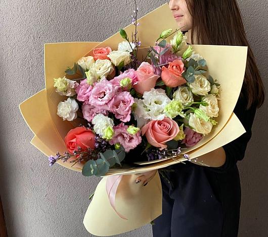Букет цветов из: Розы, Лизиантусы и Гвоздики в Курлово